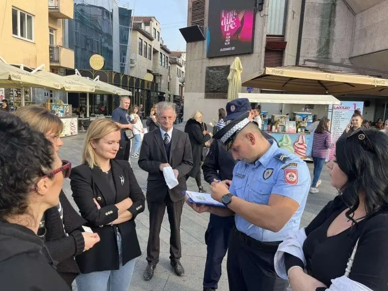 U 20 gradova širom BiH održani skupovi protiv nasilja nad ženama: Policija jedino u Banjaluci popisivala učesnike