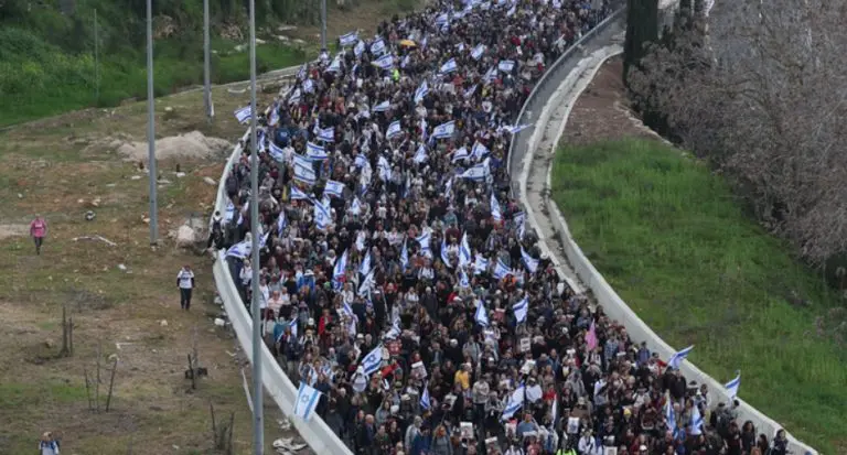 Hiljade Izraelaca autoputem umarširalo u Jeruzalem. Došli do Netanyahuove rezidencije