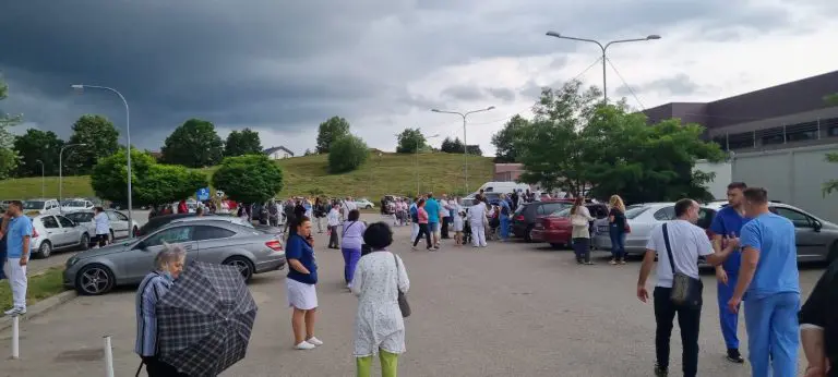 Evakuacija na UKC RS zbog dojave o bombi. Kiša pljušti, pacijenti se sakrivaju ispred bolnice