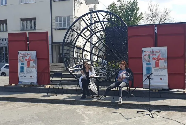 U Banjaluci performansom ukazali na korupciju u zdravstvenim ustanovama FOTO