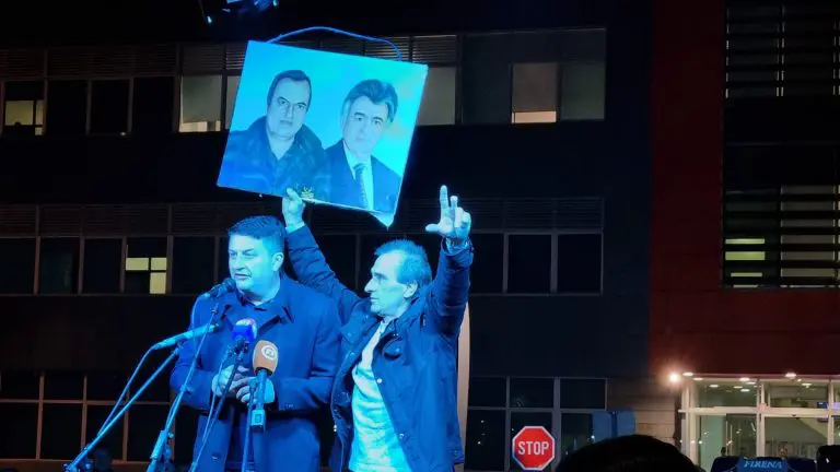 Incident na protestu opozicije, udaljen muškarac sa slikom Mladića i Karadžića