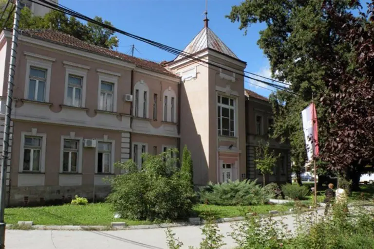 Učenik koji je izmakao stolicu profesorici pokušao da se ubije