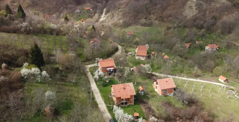 Ovo bh selo se odvaja od Zvornika i pripaja Loparama