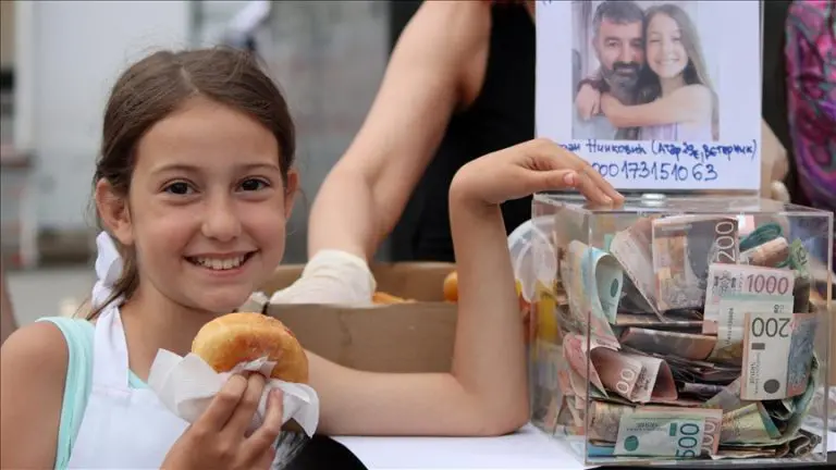 Od prodaje krofni za tri sata prikupljeno milion i po dinara za liječenje Nininog tate