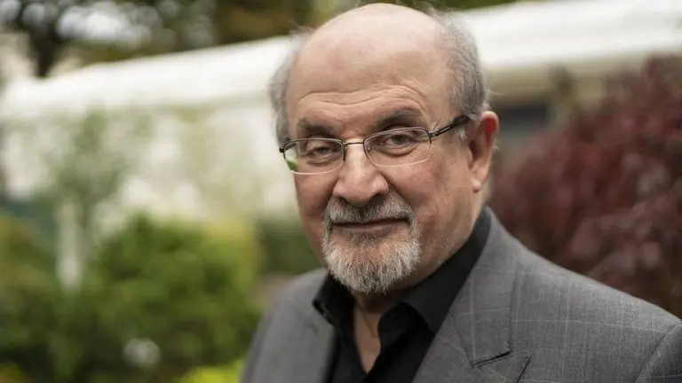 Salman Rushdie skinut s respiratora i govori, napadač ne priznaje krivicu