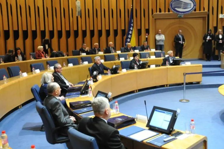 Penzionisanim parlamentarcima na otpremnine otišlo pola miliona maraka iz budžeta