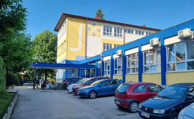 BUKA UŽIVO: Dojave o podmetnutim bombama u školama u RS