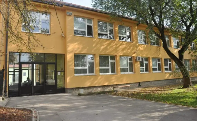 Škola koja je zabranila mobilne: Roditelji, pustite djecu da dođu pješke!