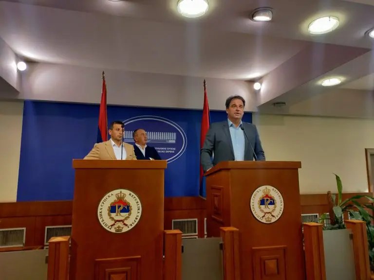 Opozicija uprkos zabrani okupljanja održava skup ispred NSRS