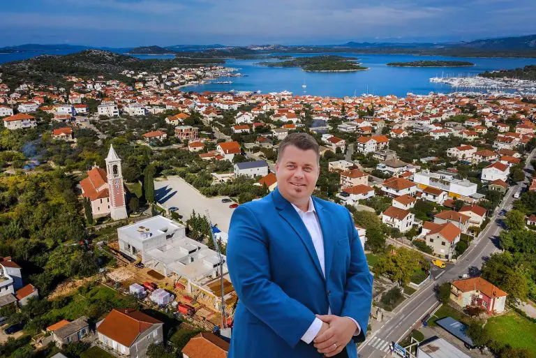 Uhapšen načelnik koji je “peglao” službenu karticu u javnoj kući