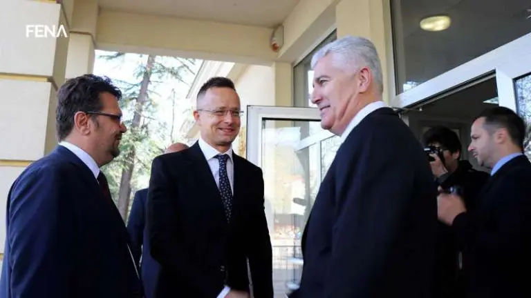 Sijarto: Prestanite u EU razgovarati o Dodiku, razgovarajte sa njim