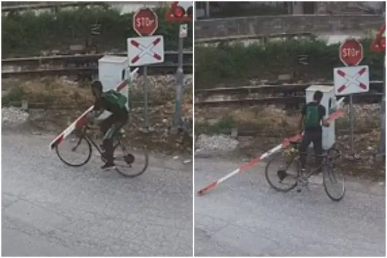Zabilježile kamere: Biciklom polomio rampu na pružnom prijelazu