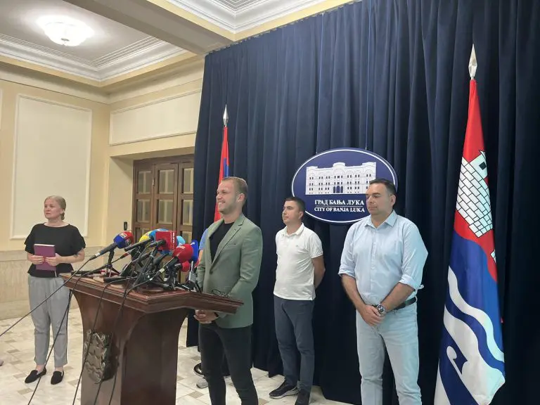 U Banjalucu neko namjerno otvarao hidrante sa vodom!