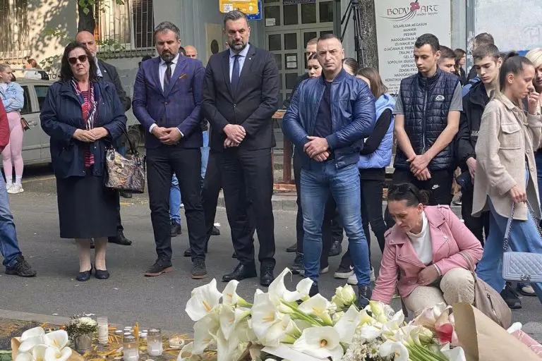 Konaković i Stojanović položili cvijeće ispred beogradske škole gdje se dogodila tragedija