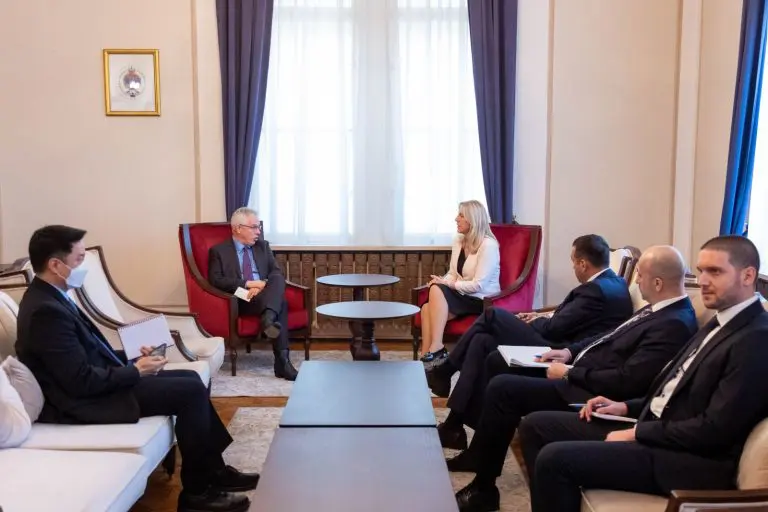 Željka Cvijanović ambasadore u svom kabinetu dočekuje bez zastave BiH, a ambasadora Rusije pod zastavom RS