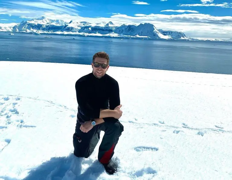 Haris je brodom obišao šest kontinenata, sedmi, Antarktik, kao član ekspedicije, ovo je njegova priča