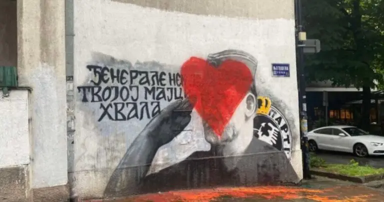 Beograđani nakon tragedije preko murala ratnog zločinca Mladića iscrtali srce