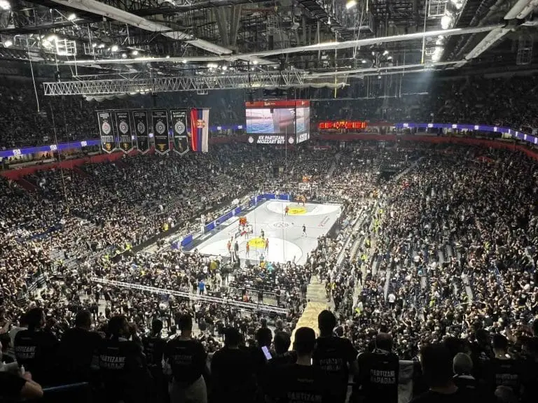 Beograd: Navijači KK Partizan odali počast ubijenoj djeci