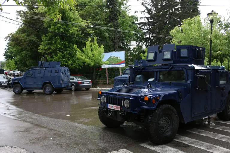 Kosovo: U Zvečanima mirno, policija i gradonačelnik u zgradi Opštine