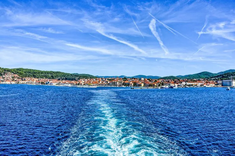 A pitaju se zašto nema turista? Pogledajte koliko u ovom gradu na Jadranu koštaju dva kroasana i čaj, i to s popustom!