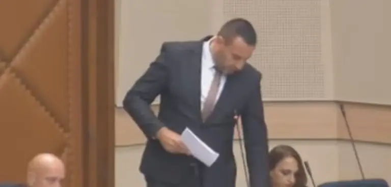 “Snizili ste majonezu, pileću paštetu i začin. Čuj začin. Pa šta je sljedeće plastične čaše, konac za zube?”