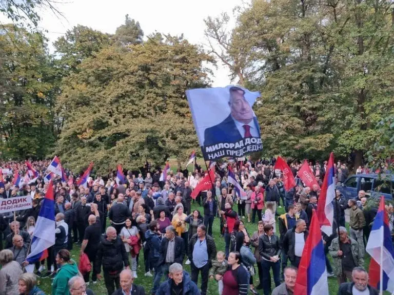 Pogledajte fotografije iz parka sa mitinga “Otadžbina zove”