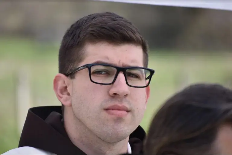 Upoznajte fratra koji na misama u BiH proziva hrvatske političare, ratne profitere, nečasne sveštenike, nacionaliste i zagađivače okoline