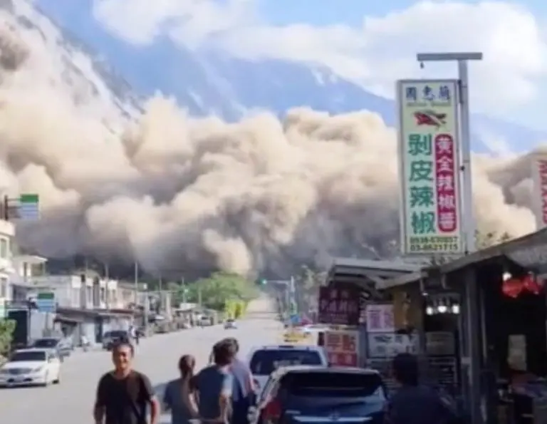 Najmanje devetoro ljudi je poginulo: Pogledajte reakciju voditeljke programa uživo dok se sve treslo na Tajvanu (VIDEO)
