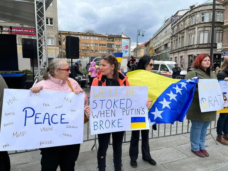 FOTO Sarajlije na protestima za Ukrajinu: prošli smo slično, dobrodošli ste u naš grad