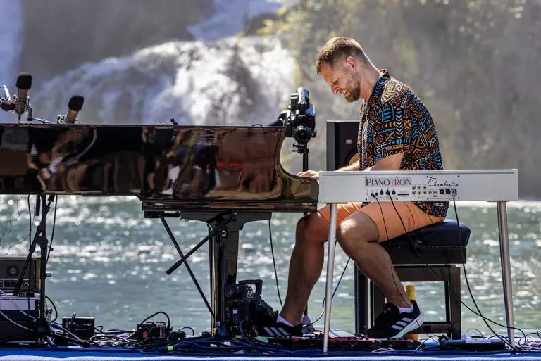 Zvjezdan Ružić i njegov Pianotron ponovno zasijali na plutajućoj pozornici na slapovima Kravice u Ljubuškom