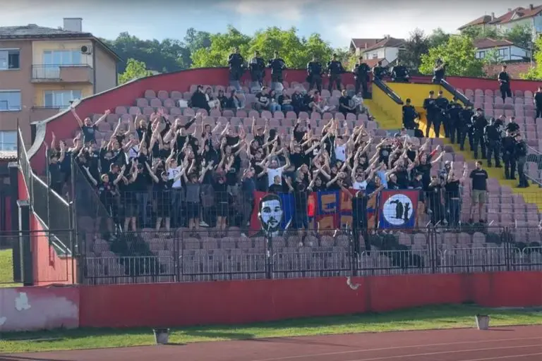 Tuzlanska policija pretukla navijače Borca: Ubacila im suzavac u autobus