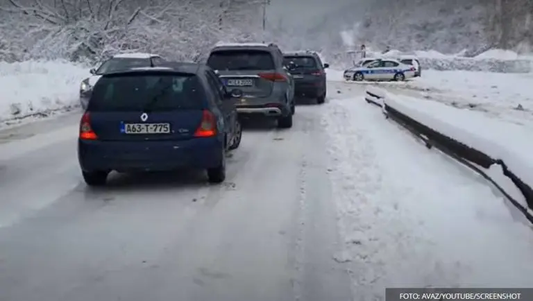 Haotično na putu do Bjelašnice: Ljudi se vraćaju i stavljaju lance