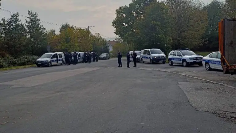Napeto u Vrbanji: Jake policijske snage uoči deložacije Milivoja Glišića i FK Džaja