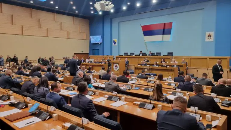 Bijeli hljeb za građane preskup, za bivše poslanike “bijeli hljeb” omiljena životna namirnica