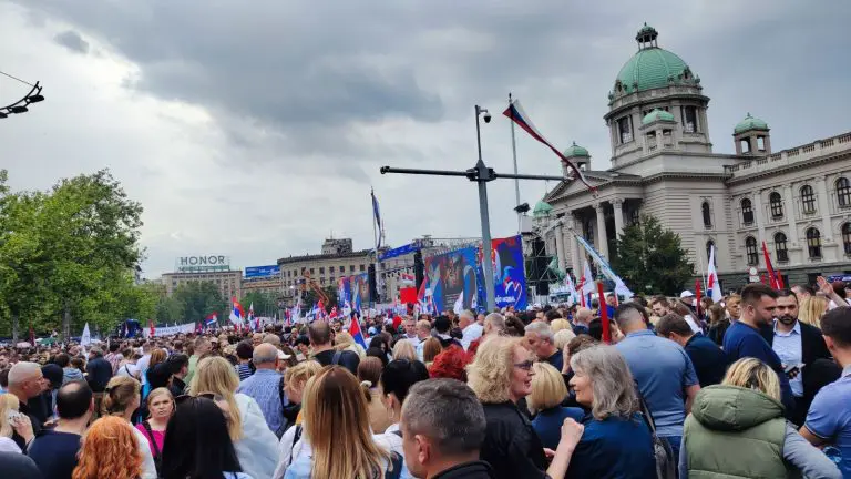 Počeo SNS miting, desetine hiljada građana ispred Skupštine, govoriće i Dodik