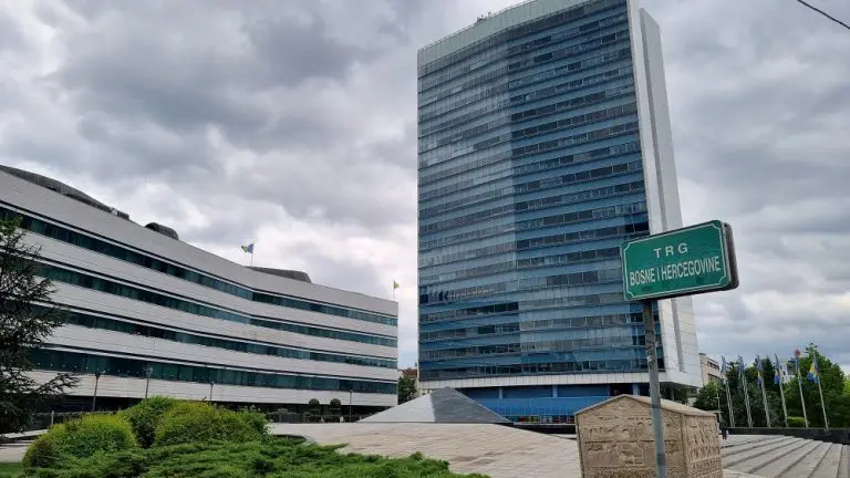 Dok narodu serviraju predizborne mrvice, političari u BiH se odlično zezaju