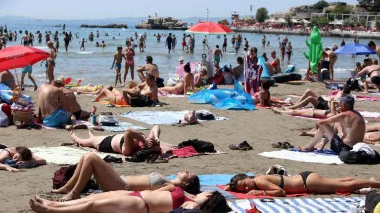 Pomama za jabukovim sirćetom na hrvatskom primorju: Turisti ga masovno nose na plažu, štite se od velikog problema