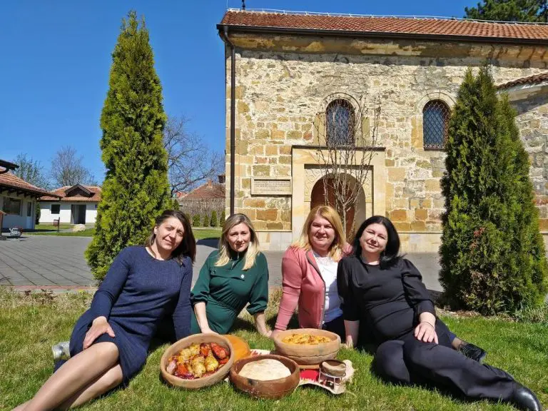 Žene iz 4 sela otvorile online prodavnicu za crepulje: Same kopaju glinu, ručno prave posuđe i šalju u svijet