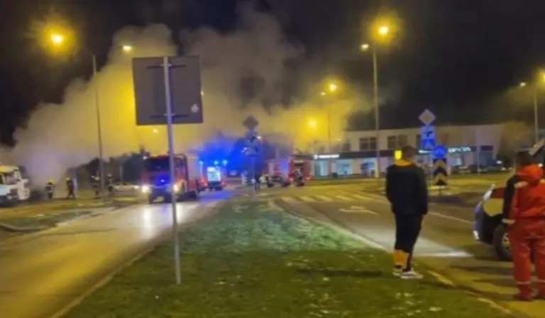 Eksplozija u Novom Sadu: Auto se zakucao u parkirani kamion, ima stradalih