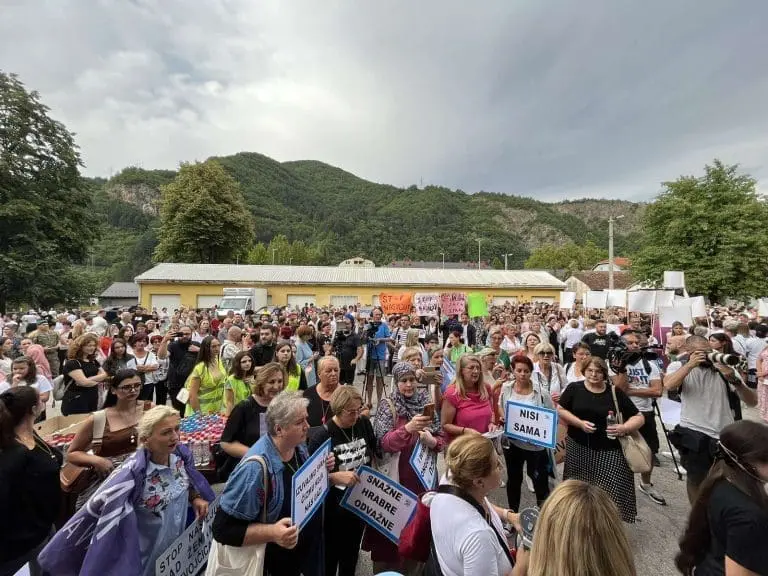 Podrška pretučenoj radnici: Hiljade građana iz više bh. gradova došlo na proteste u Jablanicu