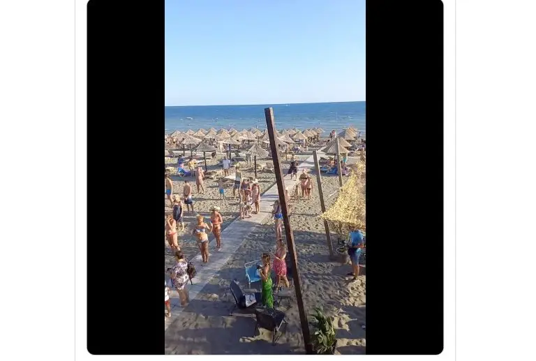 Pjesma zbog koje su kupači na plaži u Ulcinju stajali mirno (VIDEO)