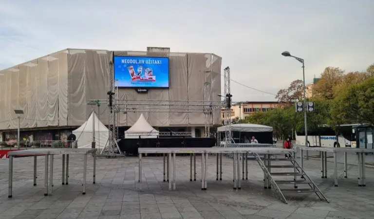Centar Banjaluke izlijepljen plakatima, postavljena bina za Dodikov miting (FOTO)