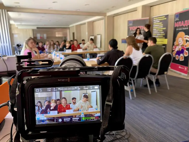 Čipovi, vanzemaljci i vakcine: demistificiramo najluđe teorije zavjere na društvenim mrežama