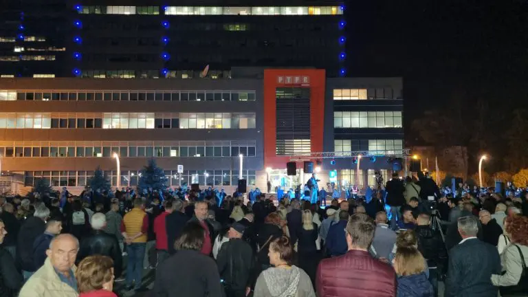 Počelo okupljanje ispred RTRS-a