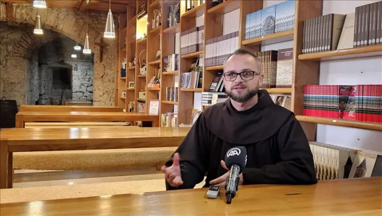 Mladi fratar osudio izjave Darija Kordića, a onda kritikovao i molitelje s trgova (VIDEO)