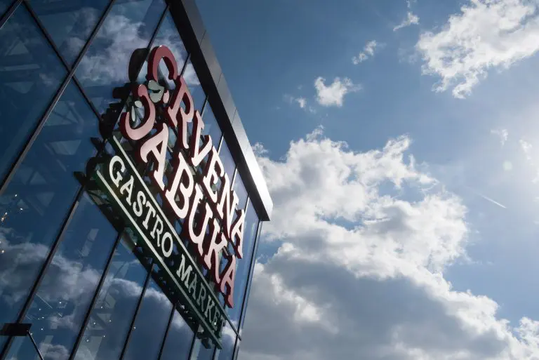 Gastro market Crvena jabuka u srcu Sarajeva – Savremeni koncept marketa za ljubitelje dobrih zalogaja i pića