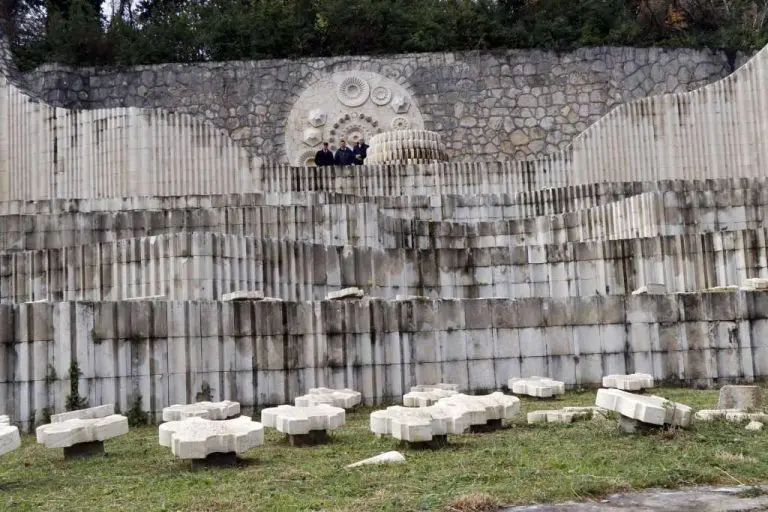 Tri mjeseca prošlo: Partizansko groblje uništeno, počinitelji nisu pronađeni