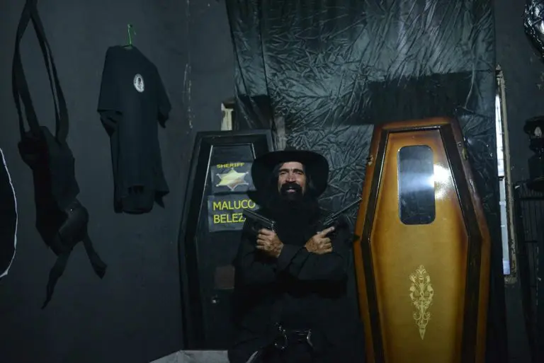 Neobičan život brazilskog policajca: Živi u crnoj kući s kovčegom i svakodnevno se bori protiv dilera