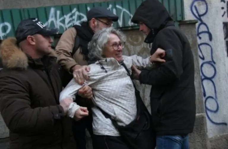 Aktivistkinja Aida Ćorović za Buku nakon što je pravosudno presuđena zbog gađanja murala ratnom zločincu Ratku Mladiću