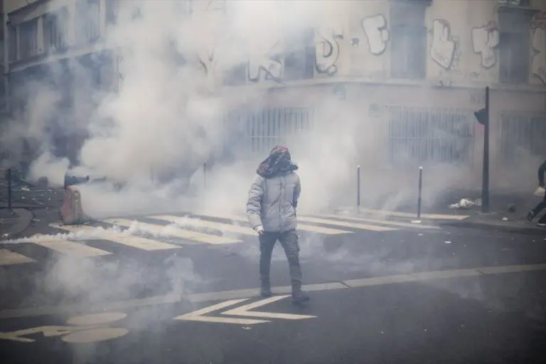 Kurdi se sukobili s policijom u Parizu. Prevrtali su i palili aute